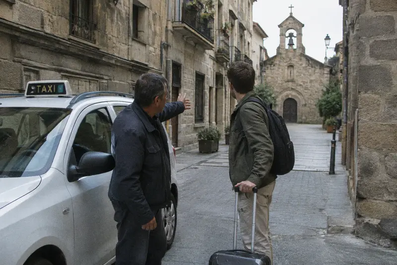 Un taxista señala a un turista con maleta el camino hacia una calle peatonal del casco antiguo